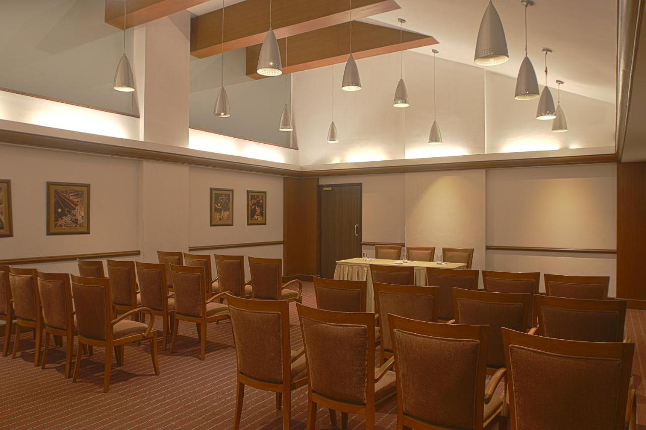 The Classique Club Мумбай Екстериор снимка